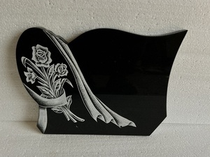 Stèle funéraire sculptée à la main avec gravure en relief, style portugais, en granit noir d'Inde, avec motif floral - Product Image 5