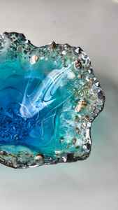 Cuenco decorativo hecho a mano con diseño de geoda en resina epoxi de colores oceánicos medianos. - Product Image 2