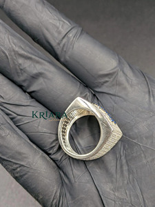 Bague signet pour homme en argent 925 plaqué or avec diamants de laboratoire taille brillant rond et incrustation de saphir bleu - Product Image 4