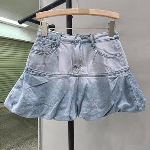 Fabricant OEM de jupes en jean délavé clair pour femmes, vente en gros pour boutiques, OEM US, en gros, US - Product Image 2