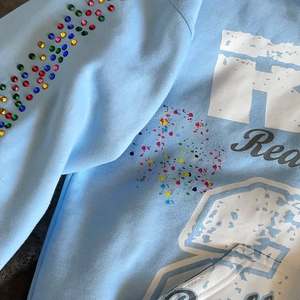 Sweat à capuche zippé pour homme en coton brossé French Terry, avec impression sérigraphique personnalisée, broderie graphique très lourde et strass - Product Image 5