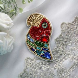 Broche élégante en broderie de jardin de papillons avec de fines perles faites à la main - Product Image 1