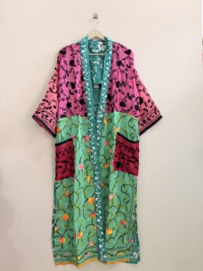 Robe kimono longue en viscose georgette à col en V brodée de fleurs Phulkari pour femmes, vêtements de détente de luxe - Product Image 1