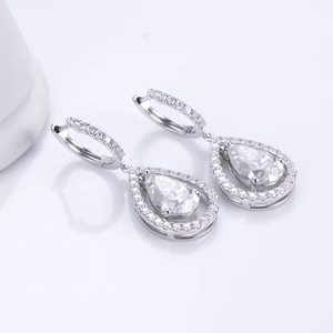 Pendientes de Diamantes en Oro Blanco, Corte Pera, Color D, Estilo Clásico, Joyería de Boda para Mujer - Product Image 2