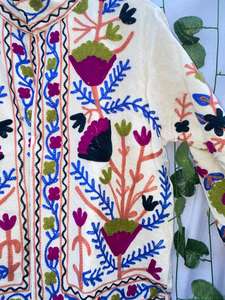 เสื้อแจ็คเก็ตปักลายดอกไม้ด้วยมือ – เสื้อแจ็คเก็ตกำมะหยี่สไตล์โบโฮสำหรับผู้หญิง – เสื้อโค้ทปักลายหลากสีสันแบบงานฝีมือ เสื้อคลุมบูติก - Product Image 5