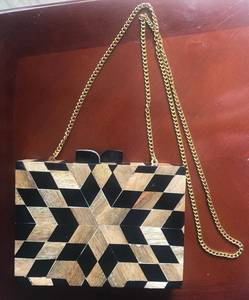 Bolso de Mano Ecológico de Madera con Diseño Geométrico y Cadena Dorada, Hecho a Mano, Diseño Moderno, Regalo Promocional Novedoso - Product Image 4