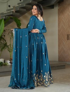 Robe ethnique évasée en Chinon de qualité supérieure pour femme, avec dupatta brodée, séchage rapide, infroissable, idéale pour les occasions de mariage - Product Image 4