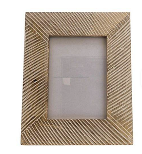 Cadre photo en bois fabriqué à la main avec un design en treillis sculpté complexe pour la décoration de la maison et du bureau - Product Image 4