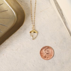 NIKHIL GEMS Colgante Artesanal de Cuarzo Rutilado con Amuleto de Escudo, Delicado, Chapado en Oro, Estilo Vintage, Multirreligioso, Regalo para Mamá - Product Image 1