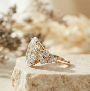 แหวนเพชรทรงรี 2 กะรัต ทองคำขาว 14K ประดับเพชรสามเม็ด ดีไซน์หรูหราจาก Pragalbh Jewels แหวนหมั้นเพชรแท้ เครื่องประดับชั้นดี - Product Image 2