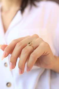 Anillo Halo Art Deco Vintage con Peridoto Certificado por IGI, Peridoto Verde Ovalado con Acentos de Circonita Cúbica Brillante, Inspirado en Piedra de Nacimiento, Oro de Ley 925 - Product Image 6