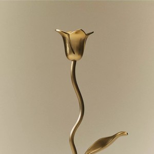 Elegante Par de Candelabros Metálicos Dorados con Diseño Floral, con Tallos Ondulados y Detalles de Hojas, para Decoración del Hogar y Bodas - Product Image 5