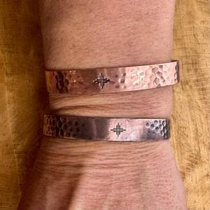 Bracelet manchette minimaliste en cuivre, bijou rond en métal, design fait main - Product Image 1