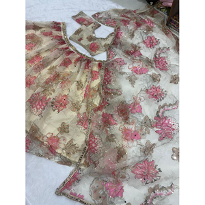 Oferta Especial en Colección de Vestidos de Novia de Diseño Moderno y Lujo, Lehenga Choli de Seda Taby Premium con Trabajo de Espejos a Mano, en Venta - Product Image 1