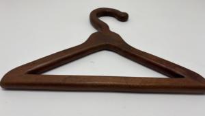 Cintres en bois vintage faits à la main - Design durable, écologique et gain de place pour les magasins de détail, les armoires de boutiques et la décoration intérieure - Product Image 5