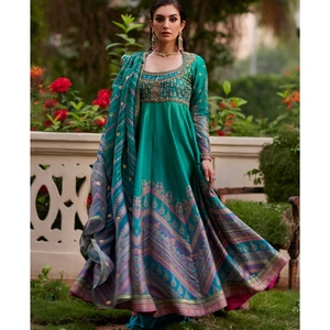 Traje de Seda Verde Esmeralda al por Mayor 2026 con Bordado a Mano y Dupatta Estampada - Colección Ssumaira para Fiestas, Sin Arrugas - Product Image 3