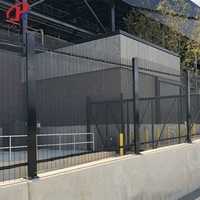 Clôture de périmètre incurvée 3D anti-escalade en revêtement poudré, clôture préfabriquée en maille 358 pour les prisons, les aéroports et les centrales électriques