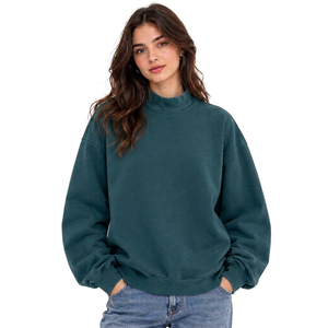 Sudadera de cuello alto para mujer de marca privada, de forro polar grueso, con logo gráfico estampado en relieve, hombros caídos y acabado lavado. - Product Image 5