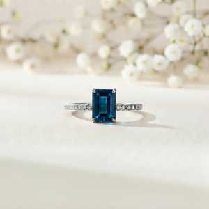 Anillo de compromiso clásico con topacio azul de diciembre, corte esmeralda, chapado en oro, plata de ley 925, anillo con piedra preciosa para uso diario. - Product Image 1