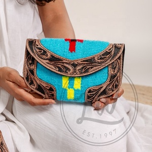 Nouveau portefeuille occidental élégant pochette en cuir usiné aztèque véritable sac à main d'outillage Vintage fait à la main pochette en cuir matelassé aztèque Unique - Product Image 1