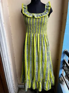 Robe longue d'été vintage à imprimé floral 100 % coton, sans manches, brodée à la main, taille naturelle, longueur maxi, devant - Product Image 3