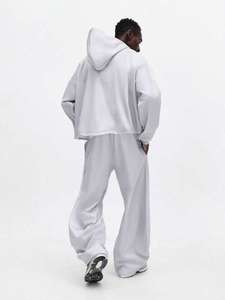 ชุดวอร์มผ้าฟลีซคอตตอน 100% สีเทาอ่อน 440gsm พิมพ์ลาย พร้อมเสื้อฮู้ดโอเวอร์ไซส์ กางเกงขายาวทรงกระบอก แต่งเส้นโค้ง - Product Image 6