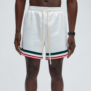 Shorts en satin blanc pour hommes avec bandes latérales vertes et rouges, taille à cordon de serrage, style décontracté - Product Image 1