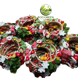 Couronne de Noël au crochet faite à la main avec des fleurs de Poinsettia et de houx, base en rotin naturel, décoration de porte ou de mur pour les fêtes, idée cadeau - Product Image 1