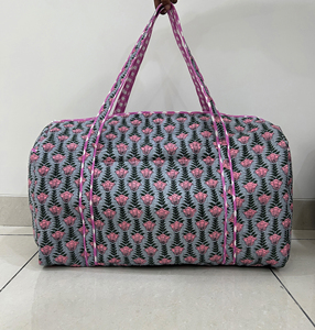 Sac de voyage matelassé en coton pour femme, grand sac de sport écologique, sac à main en textile durable imprimé au bloc, motif floral, pour le week-end - Product Image 1