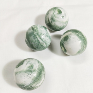 Boules suspendues décoratives colorées en résine époxy Orbes à texture marbrée élégantes en vert, blanc et noir pour décor rustique et pour arbre - Product Image 2