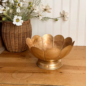 Cuenco de latón para servir que agrega encanto de estilo antiguo a mesas, reuniones familiares, días festivos y exhibiciones de comida para fiestas. - Product Image 1