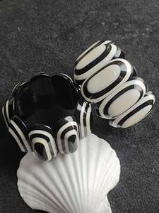 Accessoires de mode pour filles faits à la main, design antique noir et blanc, pour les fêtes, par Universal Overseas - Product Image 4