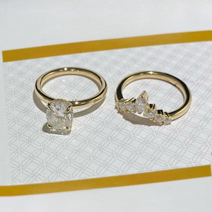 Deslumbrante Anillo Ovalado con Diamantes y Banda de Oro con Diseño Chevron, Elegante Regalo de Aniversario para Esposa y para Celebraciones Especiales - Product Image 3