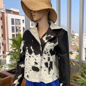 แจ็กเก็ตหนังวัวพรีเมี่ยมแฮนด์เมดสำหรับผู้หญิงที่มีการออกแบบขนติดหนังรายละเอียดขอบและแรงบันดาลใจจากนักขี่จักรยานชาวตะวันตก - Product Image 5