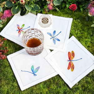 El bordado de libélulas coloridas se desliza sobre un fino lino natural, aportando un encanto veraniego a cócteles y fiestas en el jardín. - Product Image 3