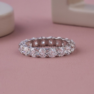 Bague élégante en or blanc avec diamants créés en laboratoire, coupe ronde, pour femme, provenant d'un fournisseur indien. - Product Image 4