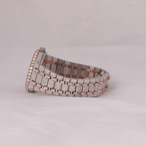Reloj de Lujo con Esfera Redonda y Correa de Diamantes Brillantes, Movimiento Analógico de Cuarzo Moissanite, Marcadores Clásicos con Números Romanos y Premium - Product Image 3