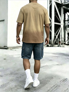 Conjunto de 2 piezas de ropa urbana para hombre: Camiseta de cuello en V con estampado de letras góticas y distintivo vintage color caqui y pantalones cortos cargo de mezclilla - Product Image 2