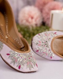 Zapatos Khussa Jutti Punjabi Indios Pakistaníes Hechos a Mano con Pedrería Floral de Verano, Elegantes, en Tallas y Colores Personalizados, Planos y Antideslizantes para Mujer - Product Image 6