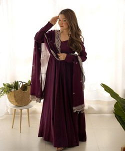 Traje Salwar Romano Elegante con Bordado y Lentejuelas, Algodón, Festivo, para Bodas, Disponible, Precio al por Mayor, Prenda Étnica - Product Image 2