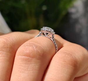Bague de déclaration de créateur avec diamant de laboratoire Halo, pavé étincelant, bijoux fins de luxe pour fiançailles et mariage en argent/or - Product Image 3