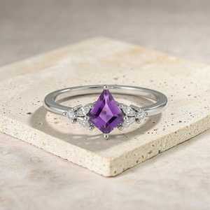 Bague en argent sterling 925 avec améthyste taille cerf-volant, améthyste naturelle, bague de fiançailles minimaliste, cadeau pierre de naissance de février - Product Image 5