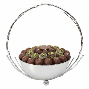 Cuenco de metal nórdico hecho a mano con acabado dorado para regalar en ocasiones como el Ramadán, para servir dátiles, frutos secos y chocolate. - Product Image 1