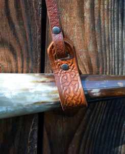 Corne de soufflage de boeuf médiévale en gros meilleure qualité 100% corne de soufflage gravée naturelle avec bracelet en cuir - Product Image 3