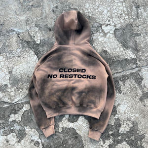 Sudadera con capucha premium color marrón moca vintage con cremallera para hombre, con adornos personalizados de pedrería y bolsillos tipo canguro. - Product Image 2