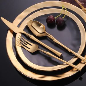 Couverts de style farmhouse moderne, conçus pour les réunions chaleureuses, les dîners émouvants et les accueils décontractés. - Product Image 1