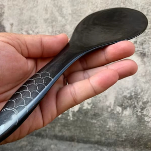 Offre Spéciale : Cuillère à Salade Moderne Faite Main en Corne de Buffle avec Option de Taille Personnalisée - Prix - Product Image 1