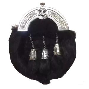 Sporran escocés formal de piel de conejo negra con cantle celta - Product Image 1