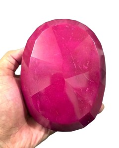 พลอยทับทิมสีแดงเข้มทรงรีเจียระไนแบบมรกต ขนาด 3000 กะรัต พลอยธรรมชาติเม็ดเดี่ยว ขัดเงา สีแดงเข้ม ขนาดใหญ่ - Product Image 2