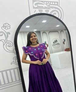 ผ้าคอตตอนคุรตีปักลายโรมันสมัยใหม่และงานปักแบบคัทลี สำหรับงานเทศกาล ราคาขายส่ง เสื้อผ้าชาติพันธุ์ หลายสี - Product Image 5